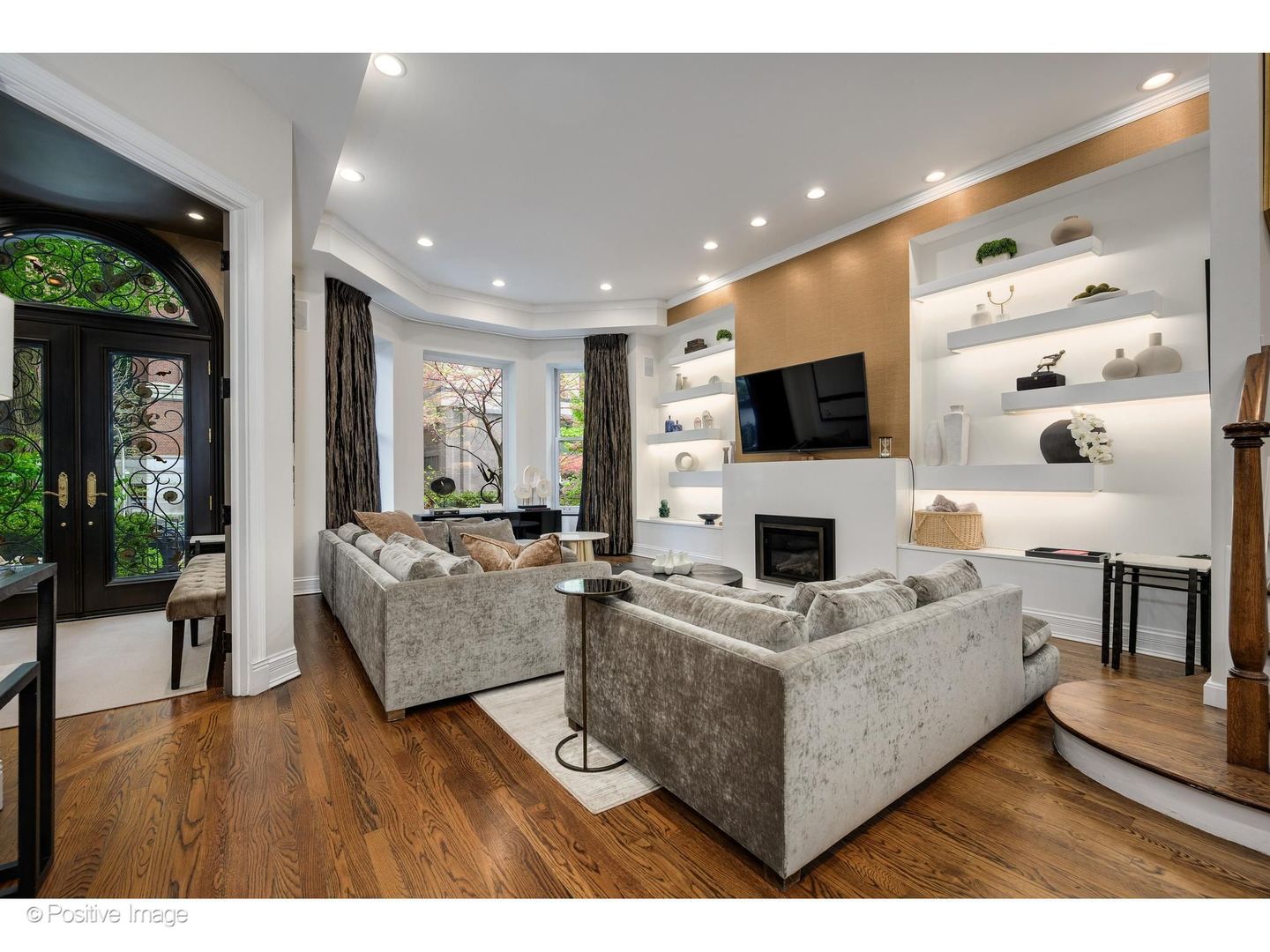 32 E BELLEVUE Place
