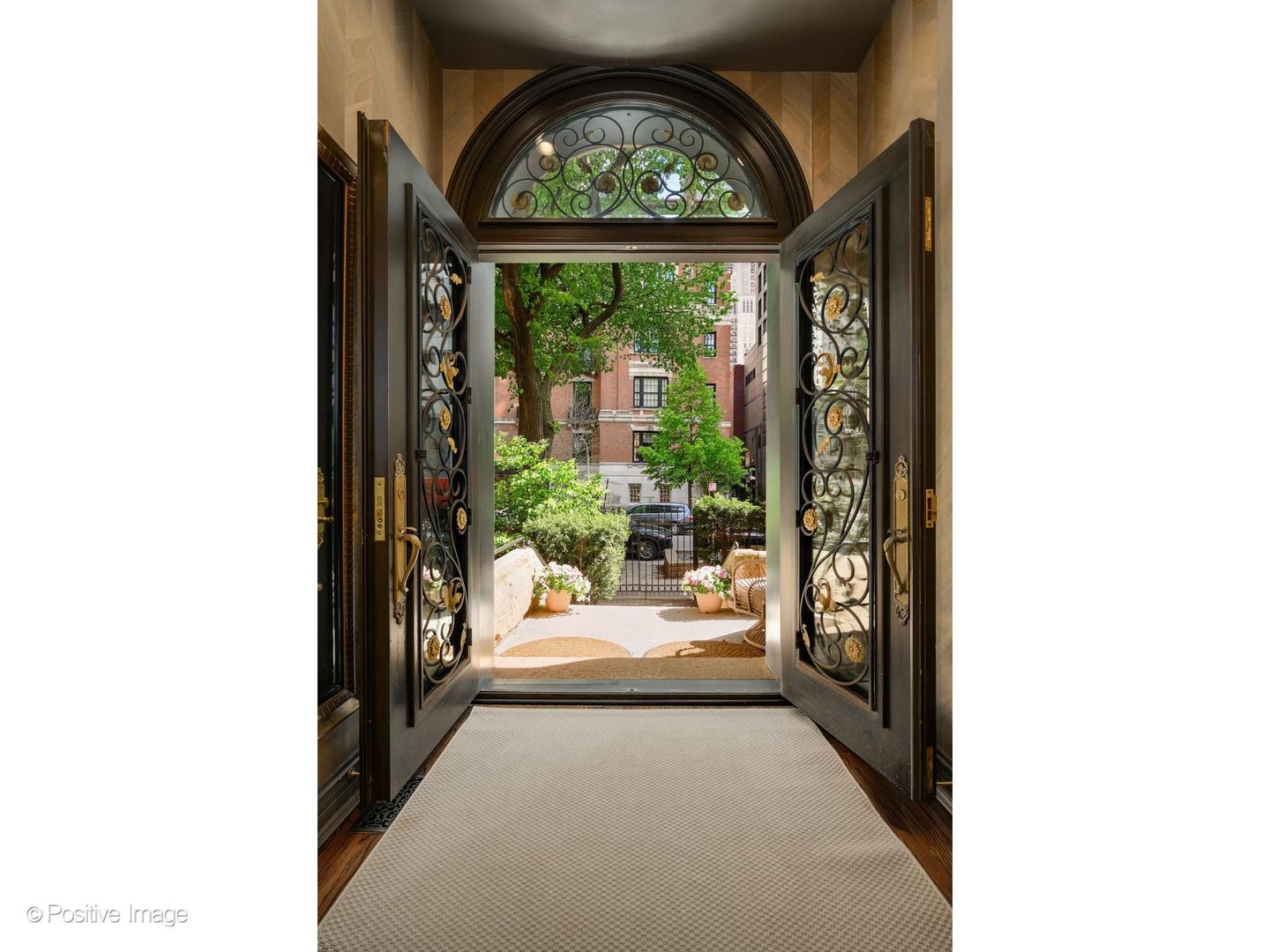 32 E BELLEVUE Place