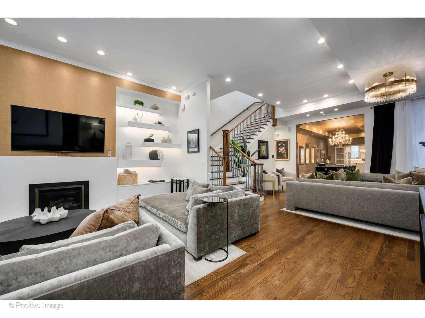 32 E BELLEVUE Place