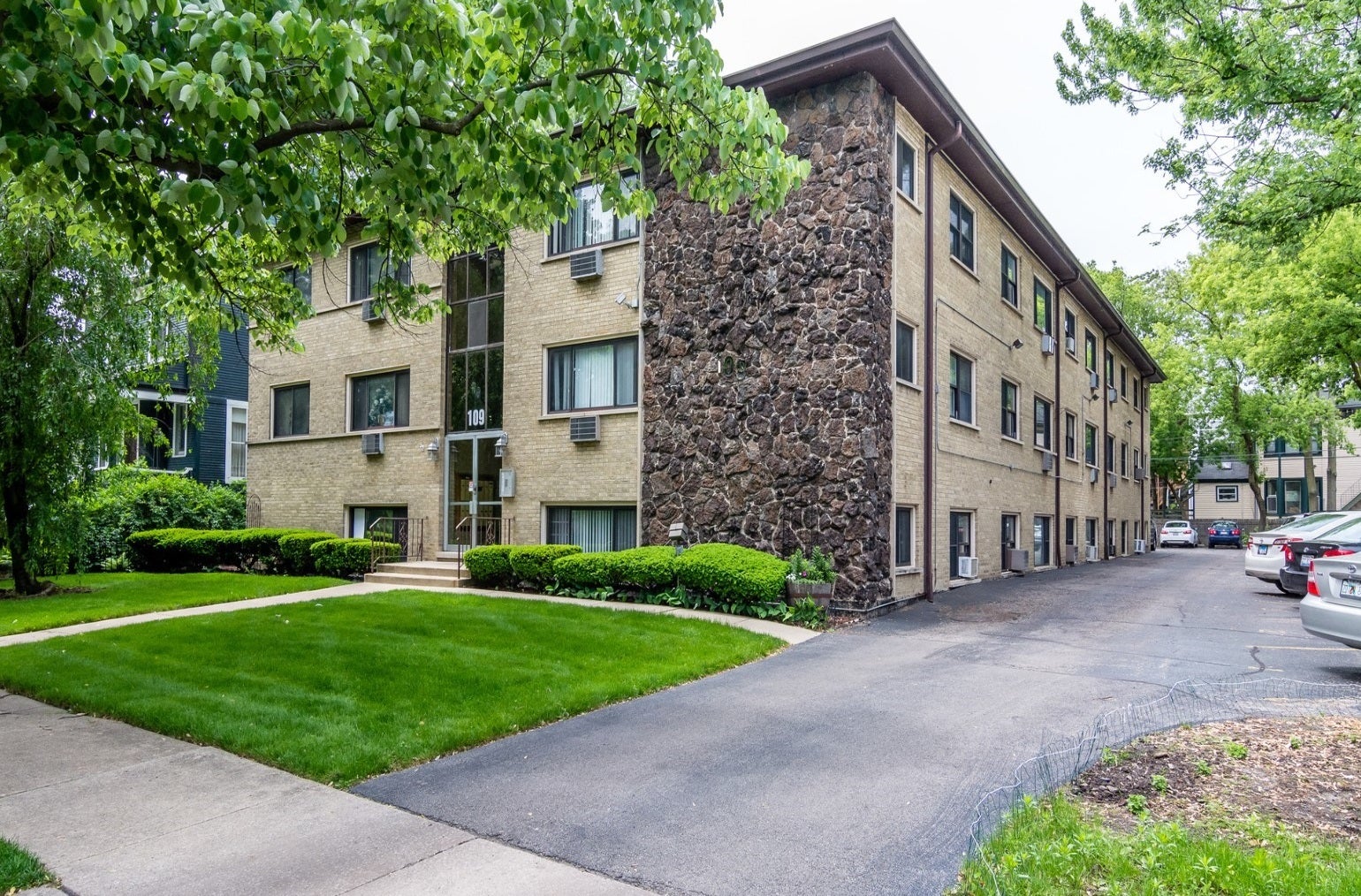 109 S Elmwood Avenue 16