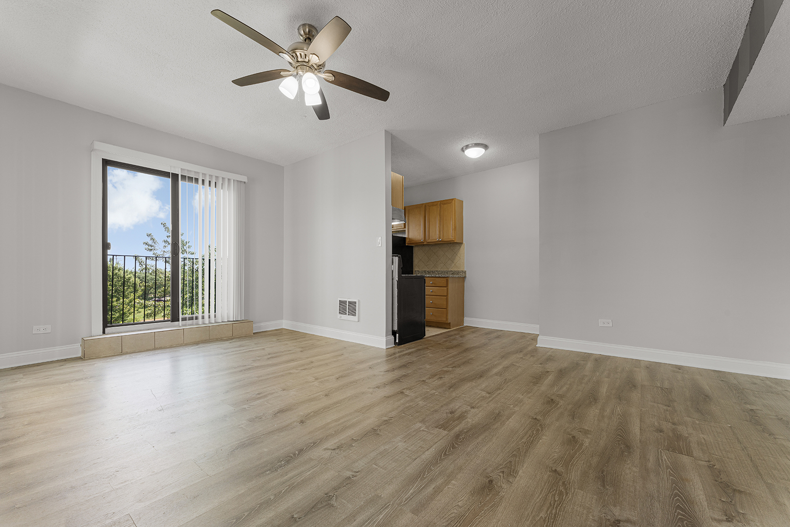 4520 N Clarendon Avenue 401