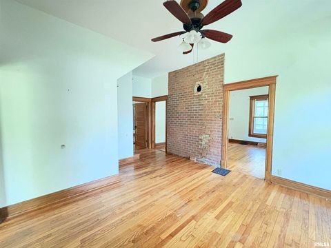 Tiny photo for 400 S OAKLAND Avenue, Carbondale, IL 62901 (MLS # EB459220)