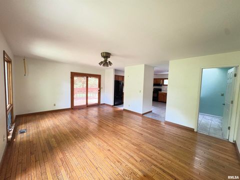 Tiny photo for 400 S OAKLAND Avenue, Carbondale, IL 62901 (MLS # EB459220)