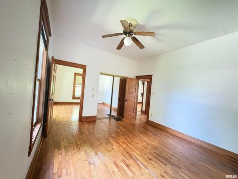 Tiny photo for 400 S OAKLAND Avenue, Carbondale, IL 62901 (MLS # EB459220)