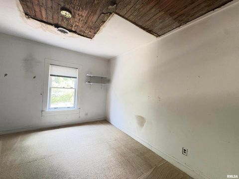 Tiny photo for 400 S OAKLAND Avenue, Carbondale, IL 62901 (MLS # EB459220)