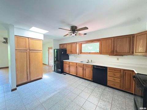 Tiny photo for 400 S OAKLAND Avenue, Carbondale, IL 62901 (MLS # EB459220)