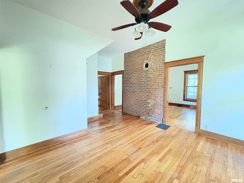 Tiny photo for 400 S OAKLAND Avenue, Carbondale, IL 62901 (MLS # EB459220)