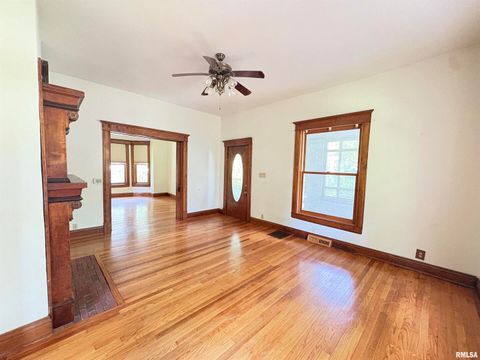 Tiny photo for 400 S OAKLAND Avenue, Carbondale, IL 62901 (MLS # EB459220)