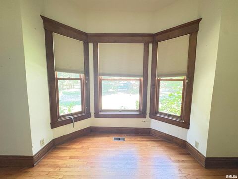 Tiny photo for 400 S OAKLAND Avenue, Carbondale, IL 62901 (MLS # EB459220)