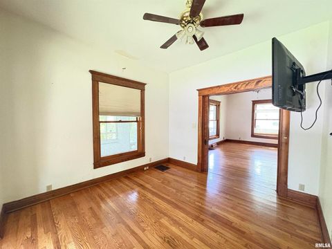 Tiny photo for 400 S OAKLAND Avenue, Carbondale, IL 62901 (MLS # EB459220)