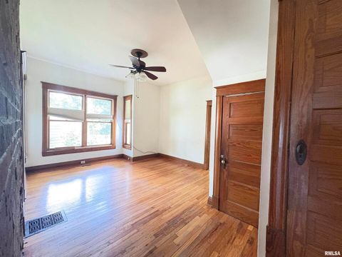 Tiny photo for 400 S OAKLAND Avenue, Carbondale, IL 62901 (MLS # EB459220)