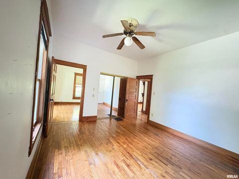 Tiny photo for 400 S OAKLAND Avenue, Carbondale, IL 62901 (MLS # EB459220)