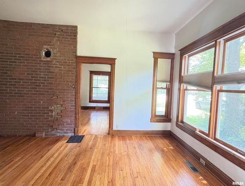 Tiny photo for 400 S OAKLAND Avenue, Carbondale, IL 62901 (MLS # EB459220)