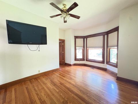 Tiny photo for 400 S OAKLAND Avenue, Carbondale, IL 62901 (MLS # EB459220)