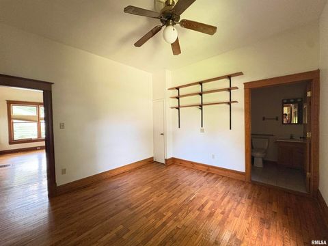 Tiny photo for 400 S OAKLAND Avenue, Carbondale, IL 62901 (MLS # EB459220)