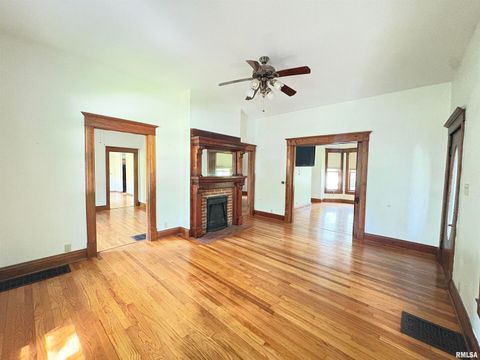 Tiny photo for 400 S OAKLAND Avenue, Carbondale, IL 62901 (MLS # EB459220)