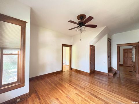 Tiny photo for 400 S OAKLAND Avenue, Carbondale, IL 62901 (MLS # EB459220)