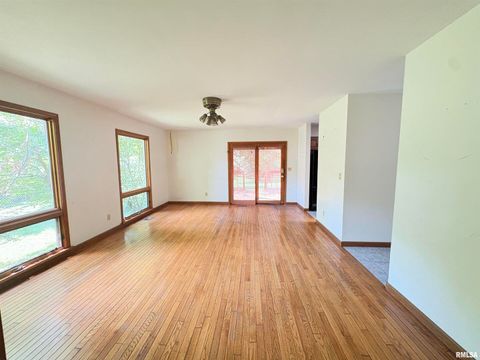 Tiny photo for 400 S OAKLAND Avenue, Carbondale, IL 62901 (MLS # EB459220)