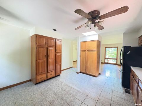 Tiny photo for 400 S OAKLAND Avenue, Carbondale, IL 62901 (MLS # EB459220)