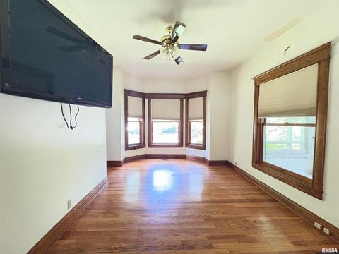 Tiny photo for 400 S OAKLAND Avenue, Carbondale, IL 62901 (MLS # EB459220)