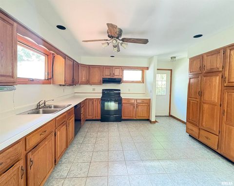 Tiny photo for 400 S OAKLAND Avenue, Carbondale, IL 62901 (MLS # EB459220)