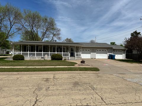 Photo of 914 12th Place, Camanche, IA 52730 (MLS # 12630998)