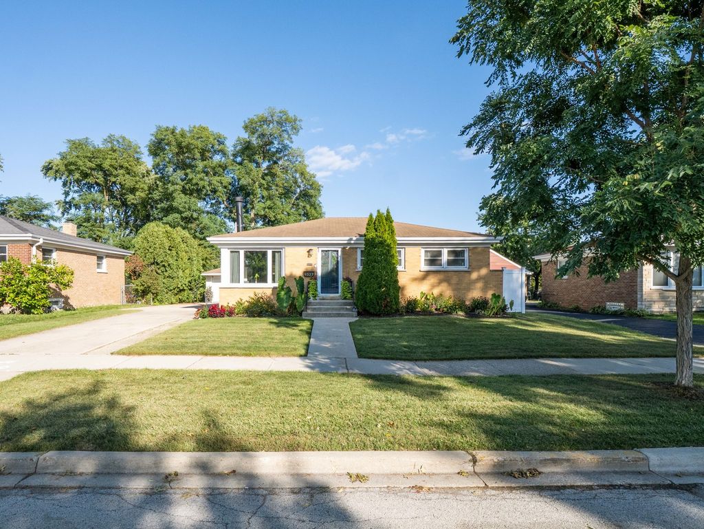 Photo for 9327 Oriole Avenue, Morton Grove, IL 60053 (MLS # 12457896)