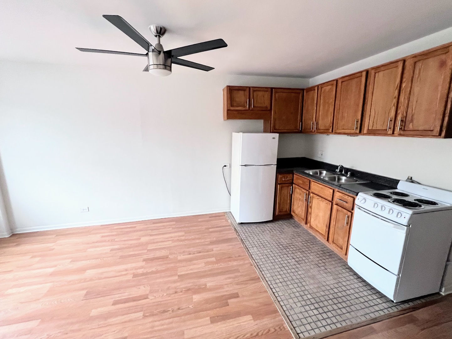 3933 N Clarendon Avenue 203