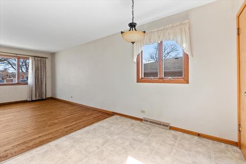Tiny photo for 508 N Elmhurst Avenue, Mount Prospect, IL 60056 (MLS # 12576284)