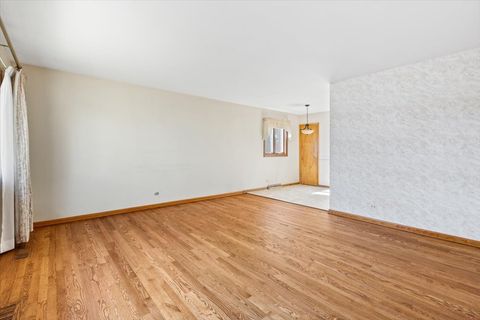 Tiny photo for 508 N Elmhurst Avenue, Mount Prospect, IL 60056 (MLS # 12576284)