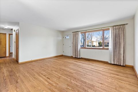 Tiny photo for 508 N Elmhurst Avenue, Mount Prospect, IL 60056 (MLS # 12576284)