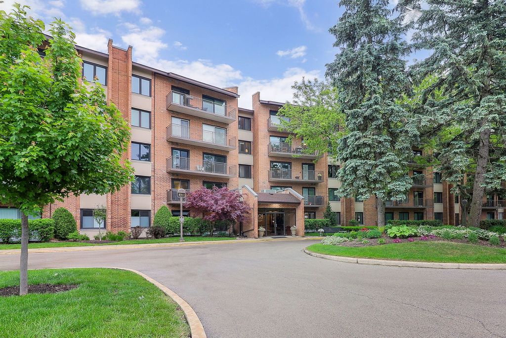 Photo for 601 Lake Hinsdale Drive #511, Willowbrook, IL 60527 (MLS # 12370975)
