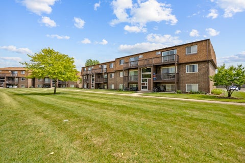Tiny photo for 108 Boardwalk Street #2E, Elk Grove Village, IL 60007 (MLS # 12710539)