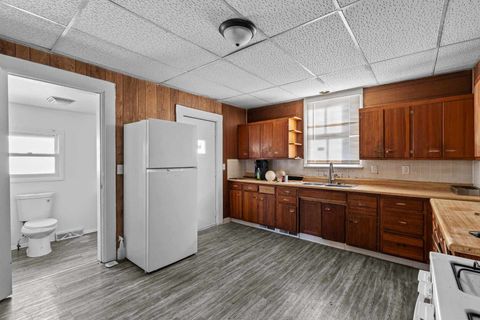 Tiny photo for 1527 W 6th St Street, Davenport, IA 52802 (MLS # 100000370)