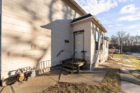 Tiny photo for 1527 W 6th St Street, Davenport, IA 52802 (MLS # 100000370)