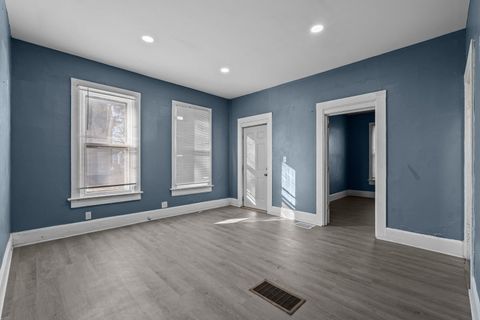 Tiny photo for 1527 W 6th St Street, Davenport, IA 52802 (MLS # 100000370)