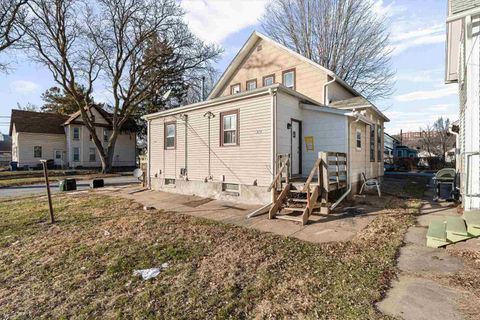 Tiny photo for 1527 W 6th St Street, Davenport, IA 52802 (MLS # 100000370)