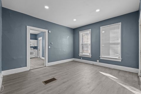 Tiny photo for 1527 W 6th St Street, Davenport, IA 52802 (MLS # 100000370)