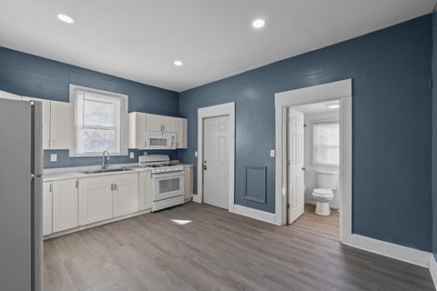 Tiny photo for 1527 W 6th St Street, Davenport, IA 52802 (MLS # 100000370)