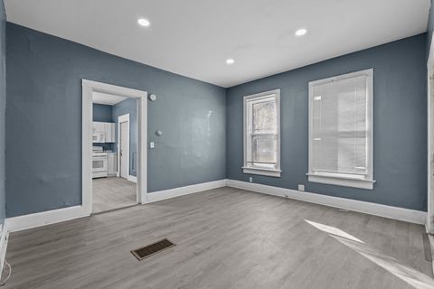 Tiny photo for 1527 W 6th St Street, Davenport, IA 52802 (MLS # 100000370)