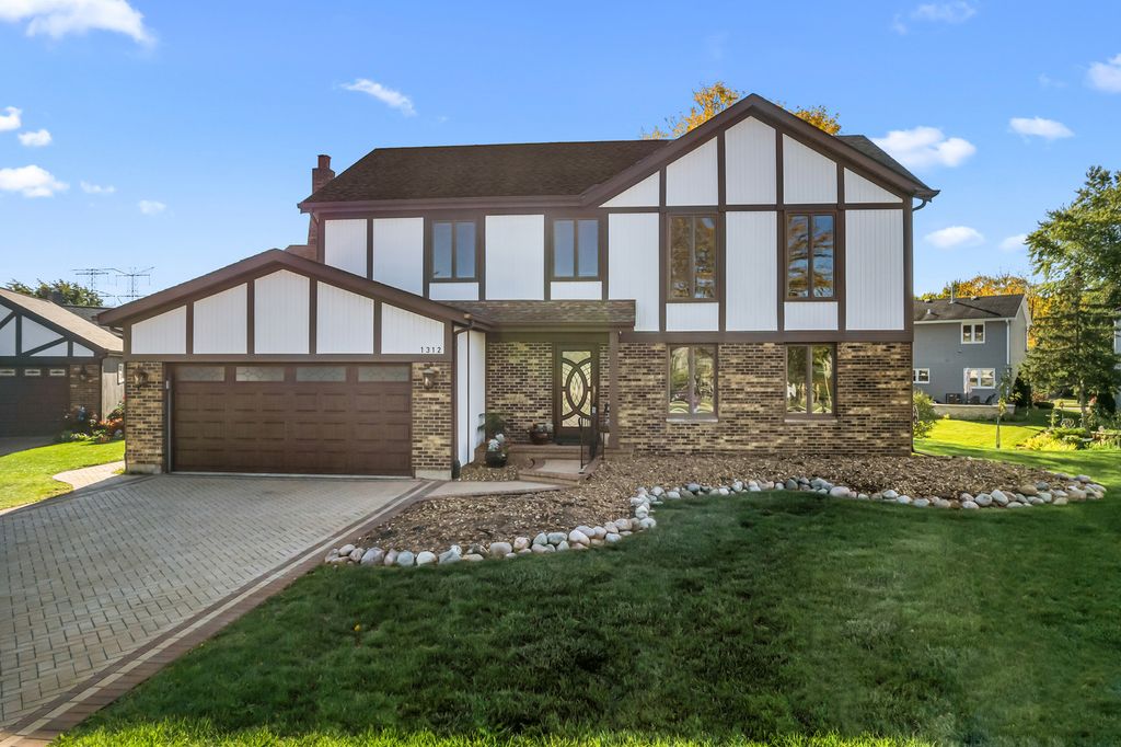 Photo for 1312 N Saddle Row, Addison, IL 60101 (MLS # 12498427)