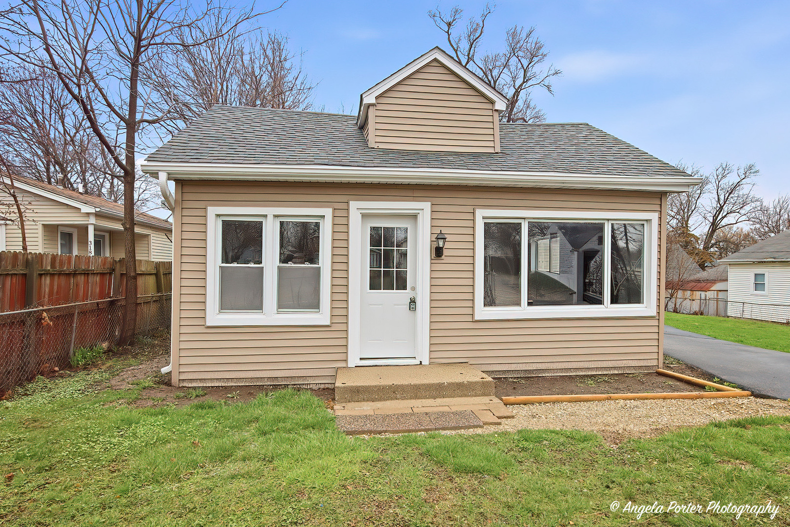 Photo 1 of 29 — 320 E WASHINGTON Street, Round Lake Park, IL 60073