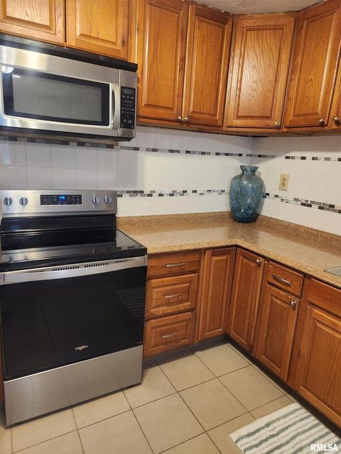 Tiny photo for 112 N Parrish Lane, Carbondale, IL 62901 (MLS # EB459912)