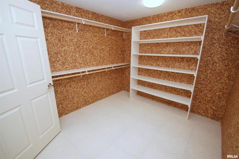 Tiny photo for 5529 Baraboo Court, Davenport, IA 52804 (MLS # QC4267691)