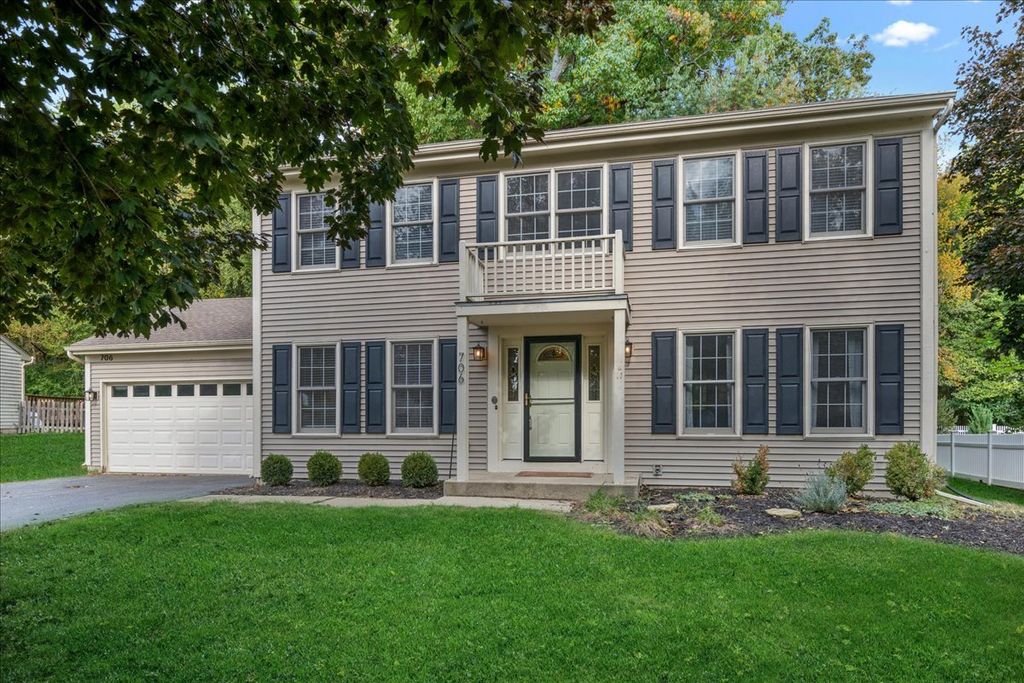 Photo for 706 S Carriage Hill Road, Island Lake, IL 60042 (MLS # 12469202)