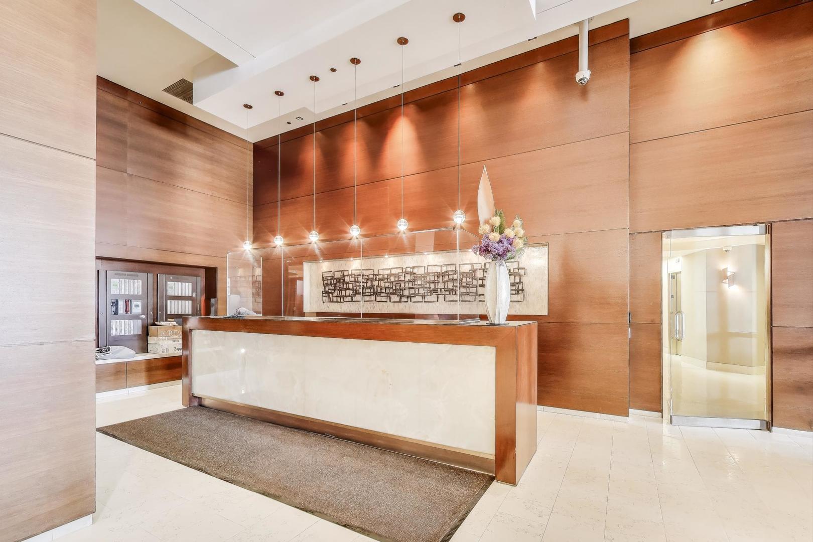 1211 S Prairie Avenue 3906