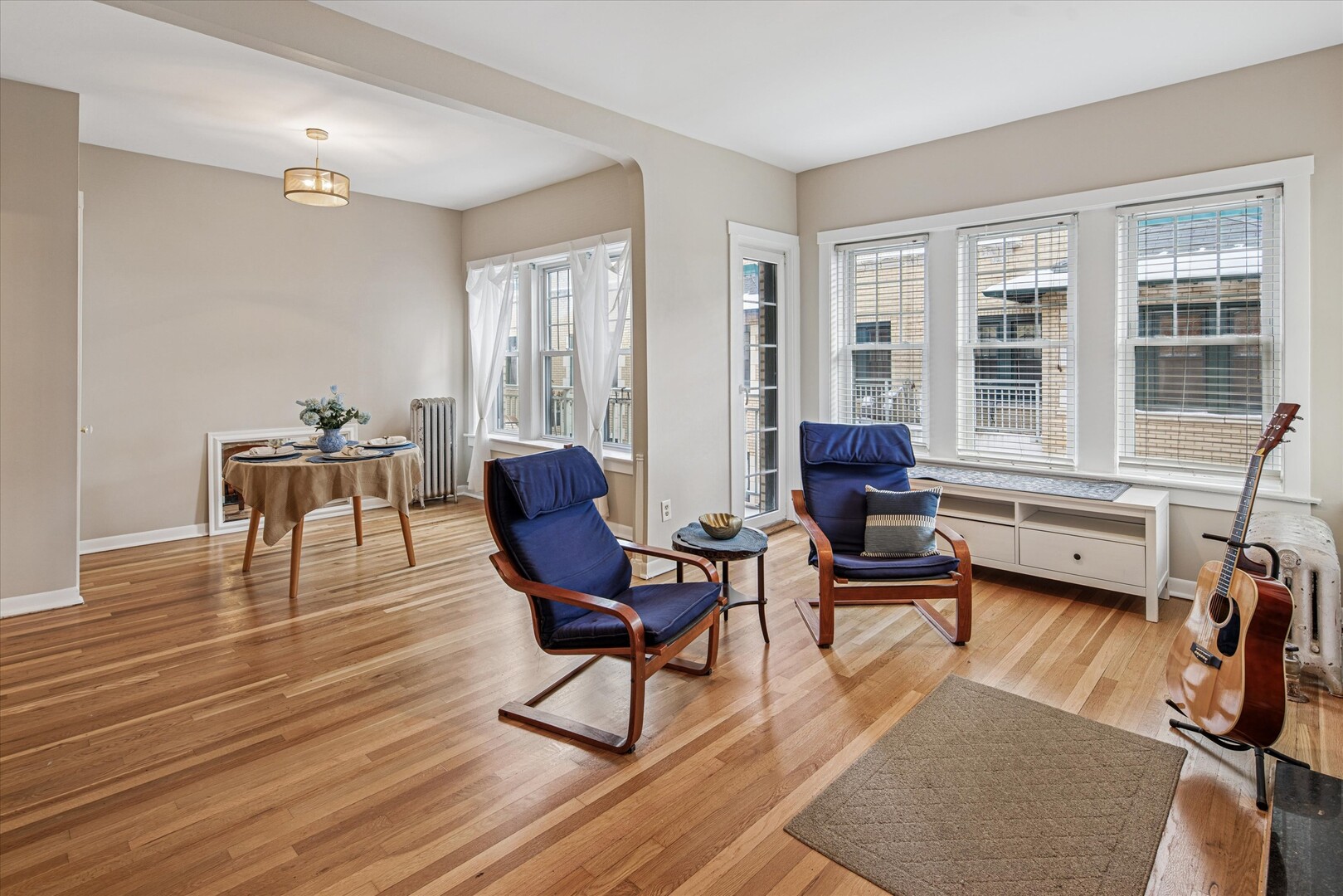 4320 N Clarendon Avenue 2031