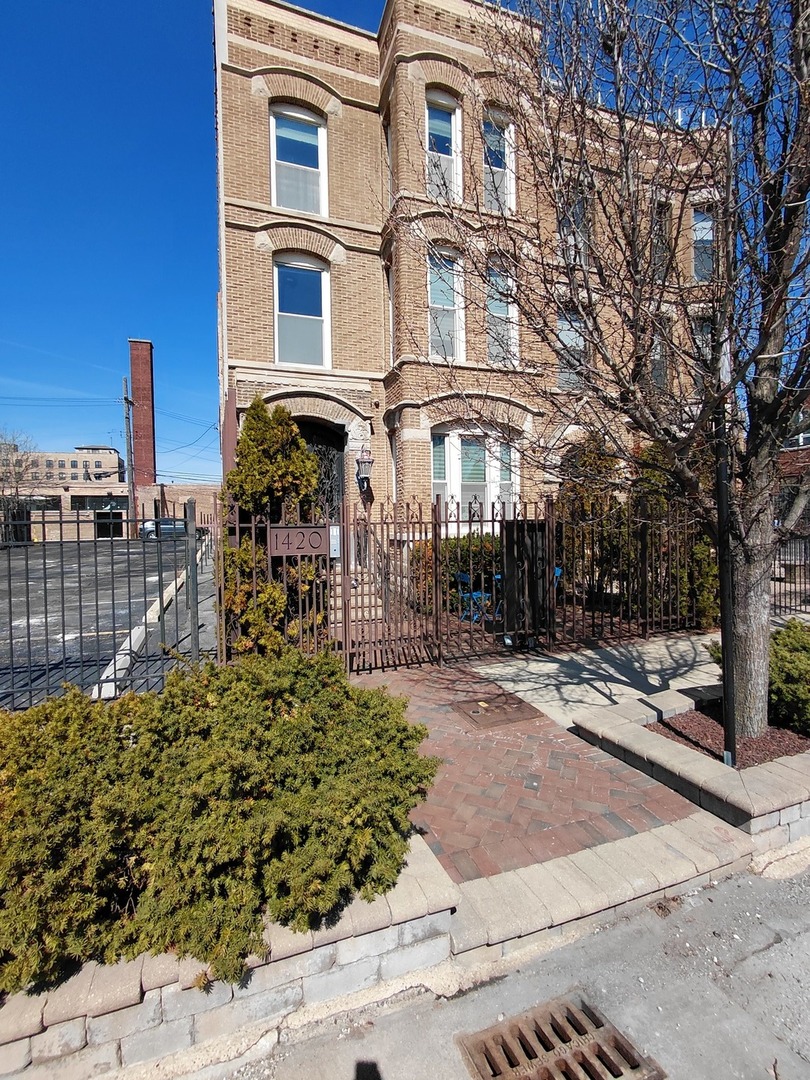 1420 W Fulton Street 1