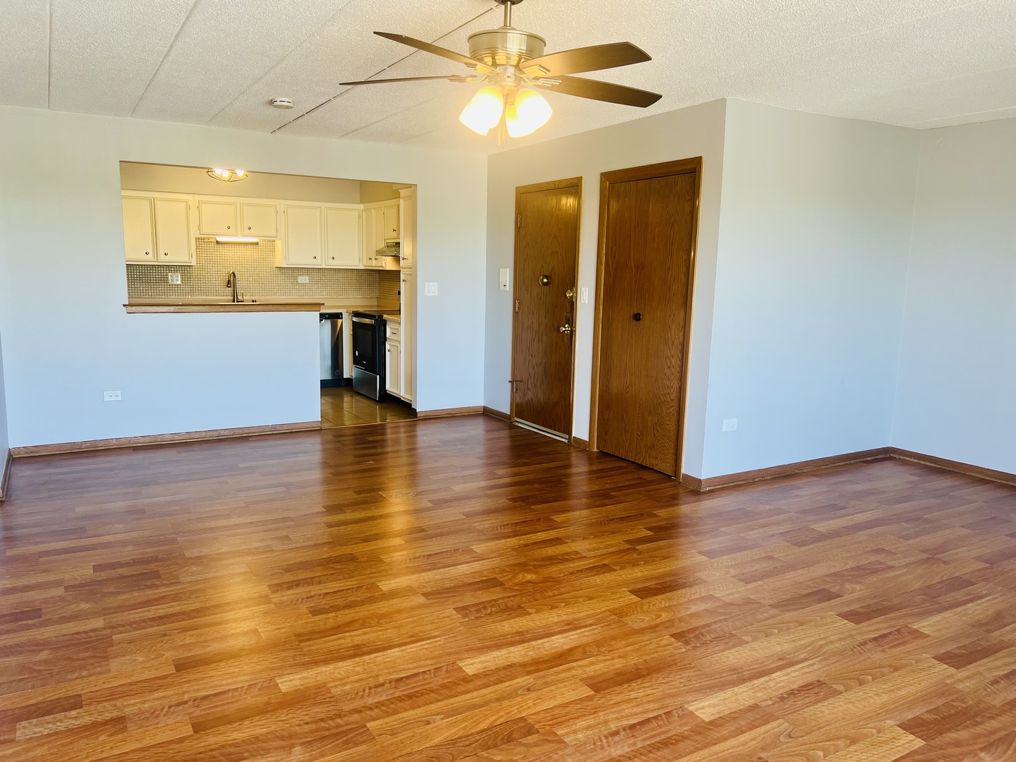 Elmwood Park, Illinois 60707, United States, 2 Bedrooms Bedrooms, ,2 BathroomsBathrooms,Residential,Active,238604