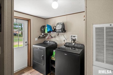 Tiny photo for 1006 S Land Street, Harrisburg, IL 62946 (MLS # EB458937)